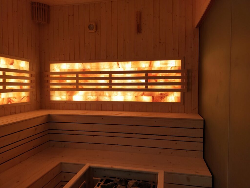 Phòng xông hơi khô trang trí đá muối