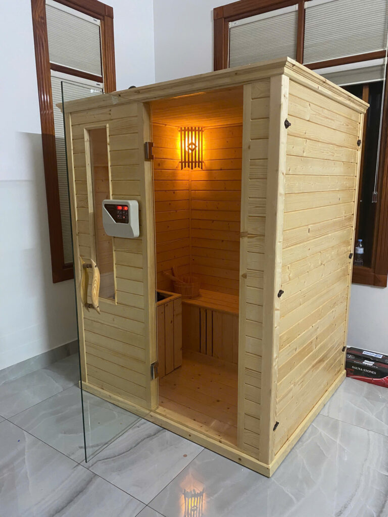 Phòng được làm bằng gỗ thông phần lan kết hợp máy xông hơi Amazon 6kw